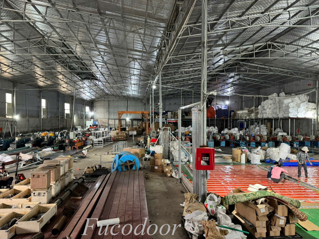 Sản phẩm cửa cuốn ngăn cháy EI70, EI60, EI45, EI30, EI15 có khả năng tự động hạ xuống hoặc nâng lên khi có tín hiệu báo cháy/báo khói.